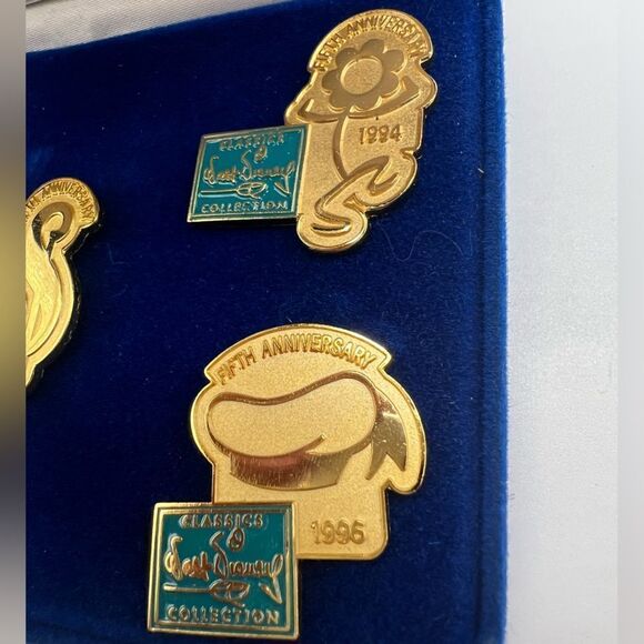 Walt Disney Classics Collection 5th anniversary 1990s limited edition pin set - Picture 2 of 6